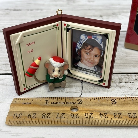 HALLMARK 1997 BOOK of the YEAR CHRISTMAS ORNAMENT VINTAGE - Picture 3 of 5